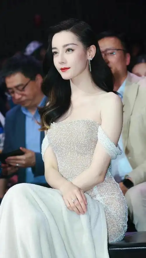 迪丽热巴穿抹胸高开叉薄纱裙 身材丰满性感 风情万种