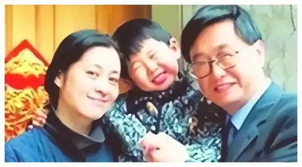 倪萍儿子眼疾痊愈竟沉迷网络游戏突然给妈信封多余的钱给你