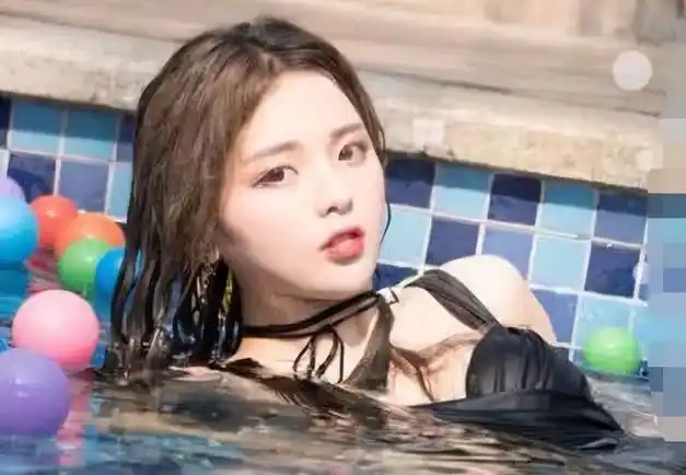 杨超越早期泳照曝光太"野"了,当她下水的那一刻,心动了!