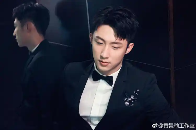 johnny黄景瑜 红毯出发look奉上.经典黑色西装在身