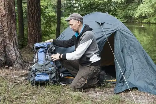 在湖边外国男人13顶帐篷