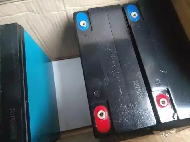 在电池上方发现了若隐若现的"超威"二字,原来是翻新的超威电池.