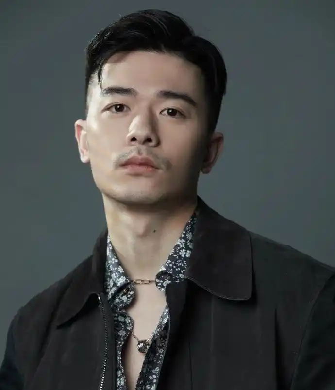 棱角分明的帅哥很有男人味,确实长得挺像段奕宏的!