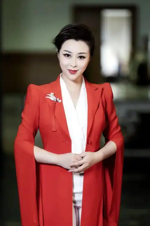 张馨月出生于齐齐哈尔市,国家一级演员,师承梅葆玖,姜凤山二位京剧