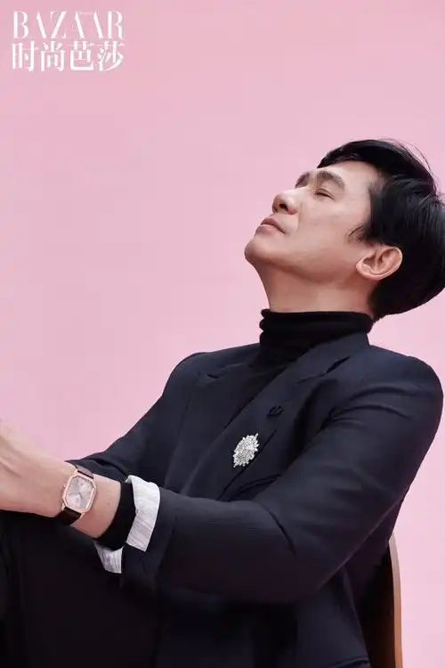 邀请梁朝伟拍摄的二月刊封面大片释出,即将迈入60周岁的梁朝伟身穿