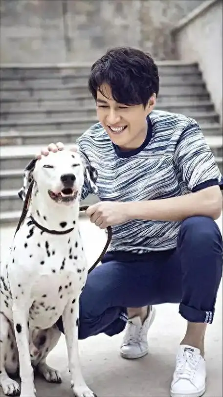 靳东忙里偷闲居家带孩子,8岁儿子颜值出众比爸爸帅气,45岁老婆比老公