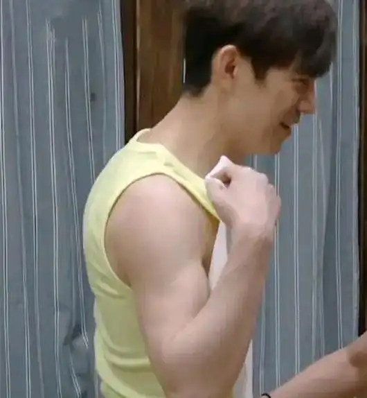 何炅穿背心秀手臂肌肉线条,八块腹肌让人震惊,穿衣显瘦脱衣有肉