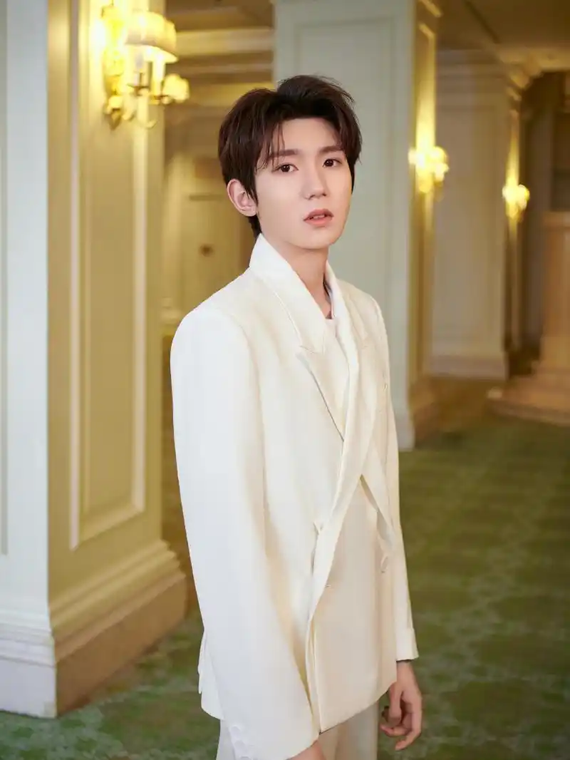 消息王源身穿白色西装清爽出席品牌见面会现场畅谈健康生活理念分享