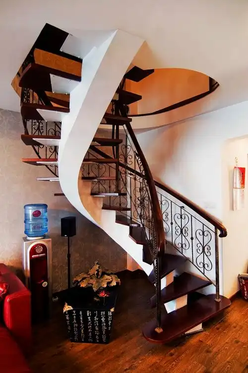 伸缩楼梯伸缩楼梯楼梯是目前较为流行的楼梯之一,非常适合小面积的