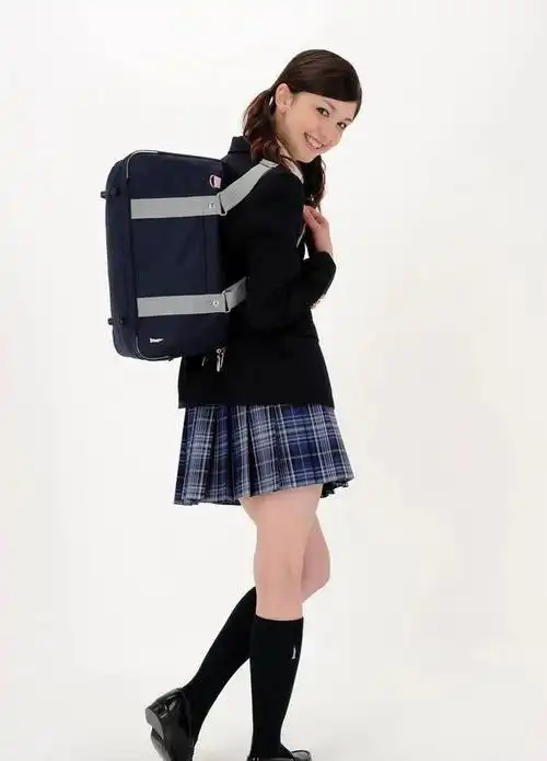 "贵族"学校女生校服配裙子,为什么公办学校穿裤子?原因很扎心