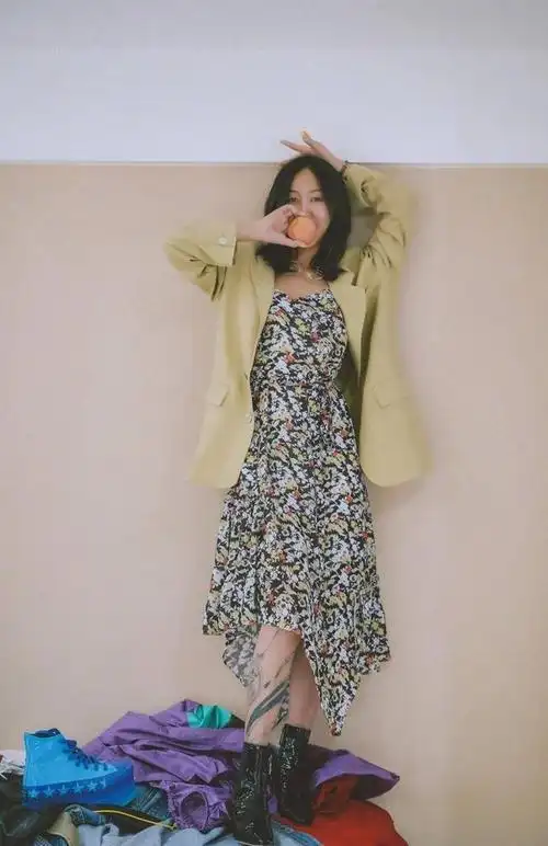 陈粒《我是创作人》实力献唱,皮靴超短裤,看叛逆女孩开口跪演唱