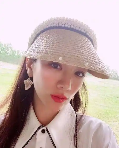 原创黄奕晒女儿近照黄芊玲苦练高尔夫动作标准身姿优雅颇有女神范