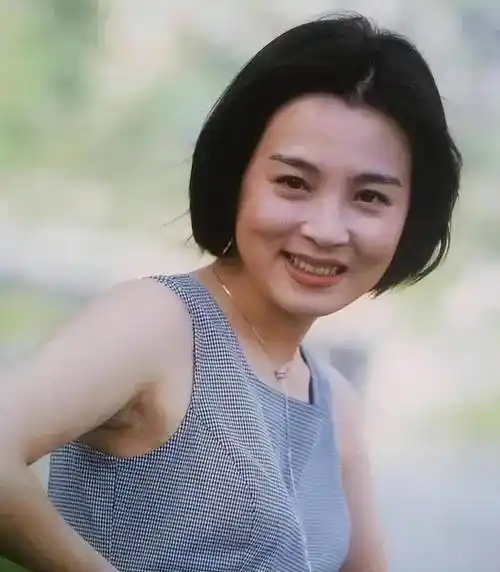 演员赵明明:嫁给英宁,离婚时抱着女儿大哭,52岁依旧单身_生活_经历