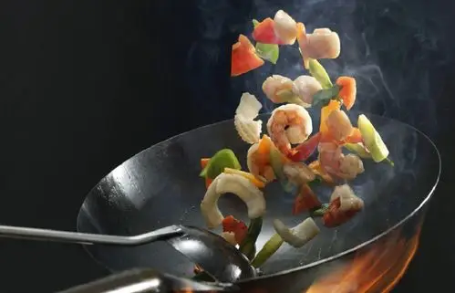 那么为什么要用铁锅炒菜呢?下面让我们一