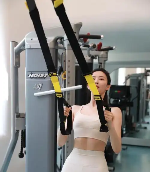 她在练习双臂拉力,举哑铃和普拉提等健身运动.