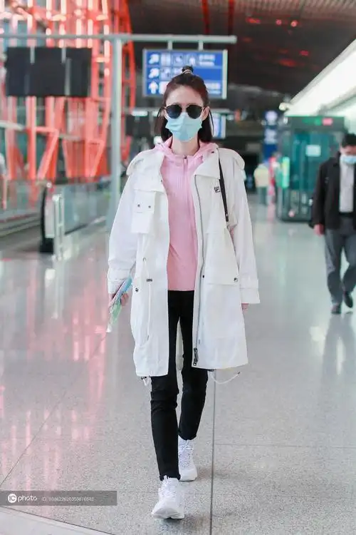 街拍:王丽坤fila白色工装外套 粉色防晒衣 运动裤休闲随意