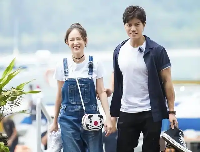 陈乔恩与丈夫婚后首逛商场