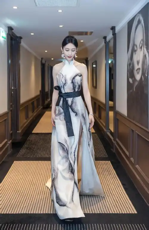 张俪超话@张俪着水墨国风长裙,尽展东方美.