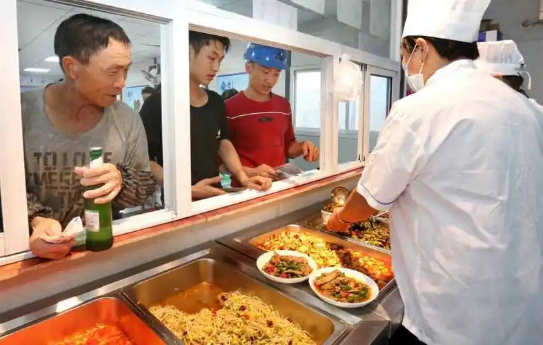 工地食堂菜肴品种每天平均超过10个.