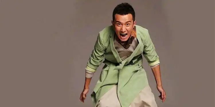 脾气还这么大?文章离婚后光头造型曝光,片场发飙怒摔手机