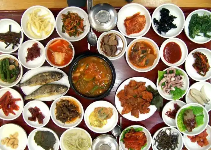 韩国人请客吃饭一般都是吃烤肉,就是将牛肉或牛排用佐料卤腌好,放在