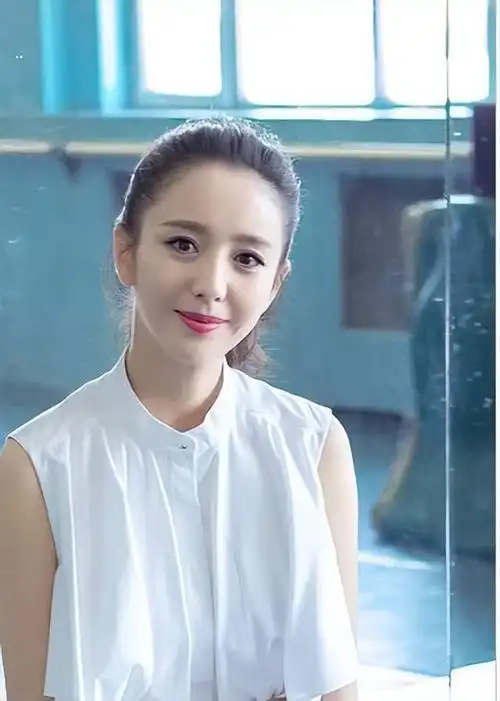 近日,备受瞩目的中国影视女演员佟丽娅再次引起了时尚圈的关注.