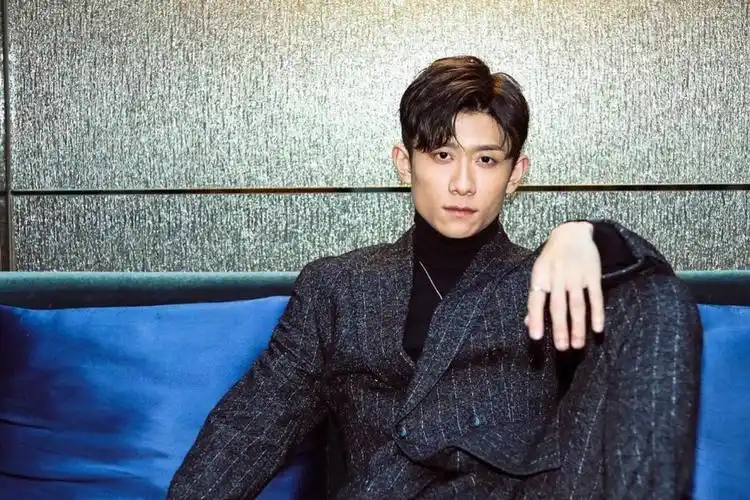 穿白色袜子引发热议,张一山回怼"真的是如履薄冰"_腾讯新闻