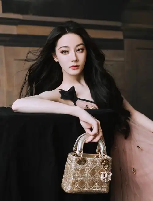 迪是个女神巴(151)迪丽热巴深v吊带裙,勾勒出完美的形状,深邃而饱满