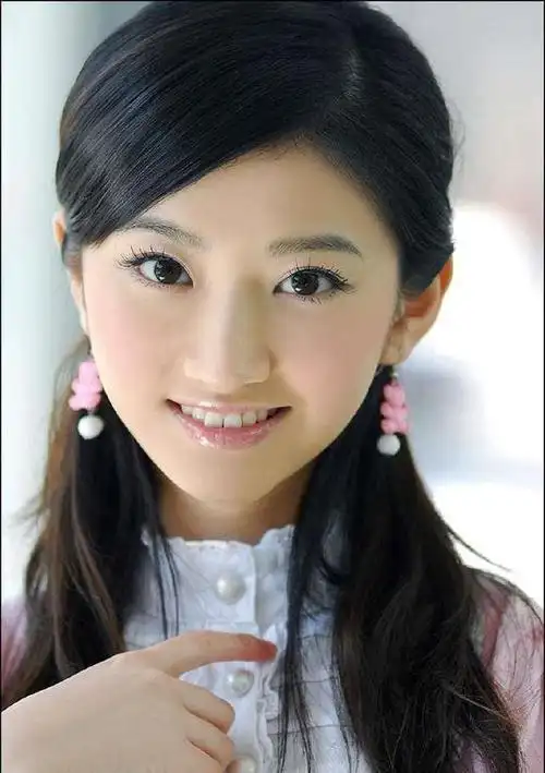 今天看到了一组景甜学生时期的照片