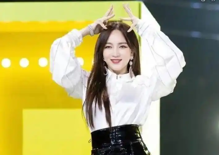 在jyp当练习生3年,miss,a顶级女团出道10年,孟佳比宋茜差在哪里?