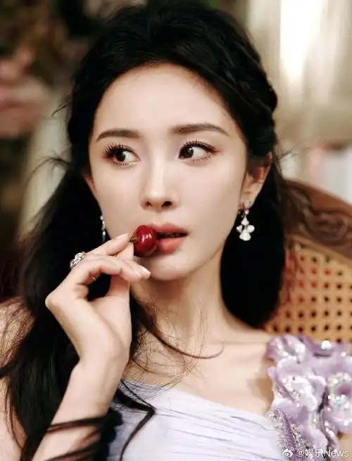 杨幂粉紫细闪眼妆