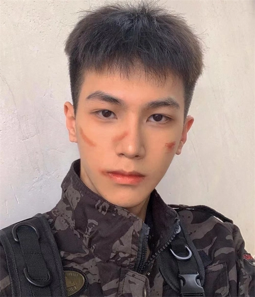 碎盖就是锅盖头发梢剪碎,内外