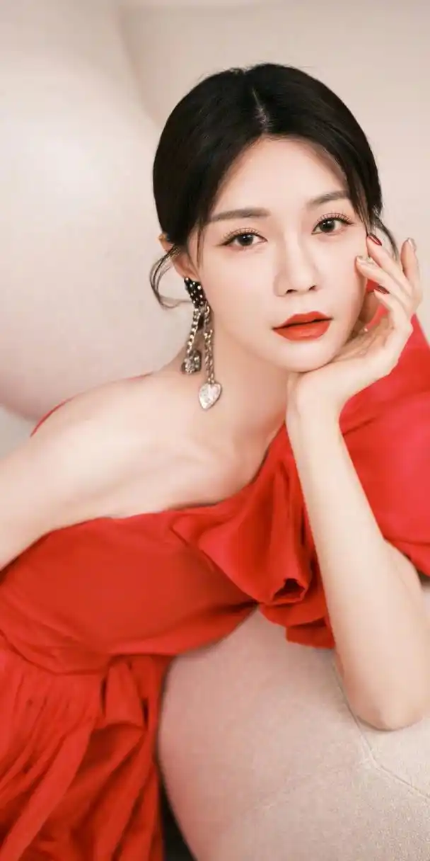 沈梦辰# 红色开叉长裙,雪肤玉貌,香肩玉背,美腿玉足,风情万种,性感