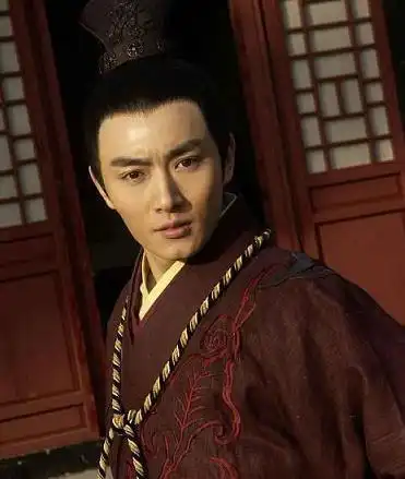 果郡王的扮演者叫做李东学,他饰演的这个角色不仅让剧中的甄嬛和小