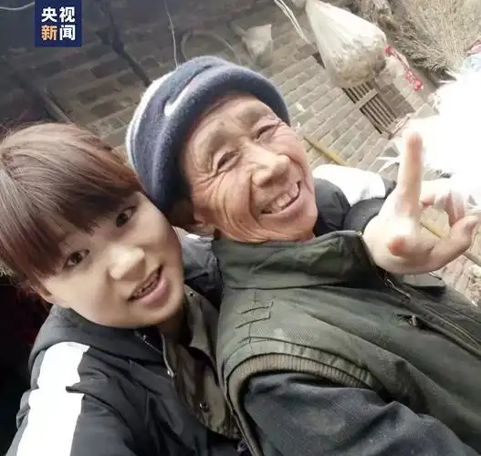 老爸看见了吗女儿扛起75岁养父看升旗