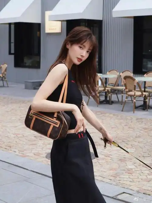 金晨很会在配饰上"搞点花样",简单的一件粉色上衣被她搭配上一朵小花