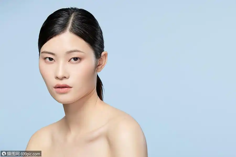 女性美妆美容护肤模特黄种人