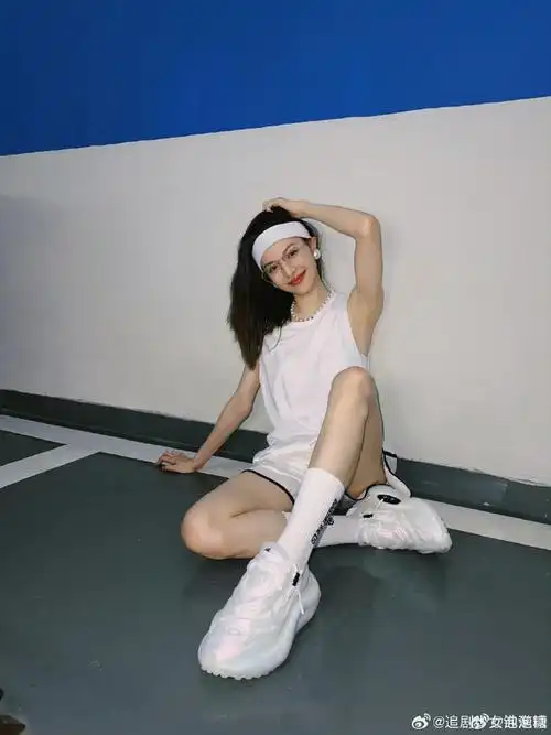 钟楚曦纯白运动装##钟楚曦发带眼镜造型