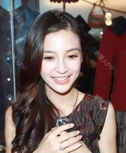 angelababy的尖下巴消失了,是发福了怀孕了还是把假体取掉了?