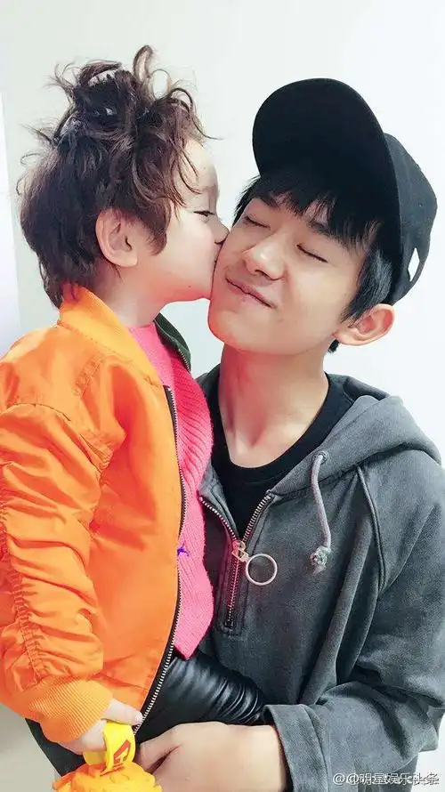 场面温馨, 小妹妹亲了易烊千玺, 好羡慕