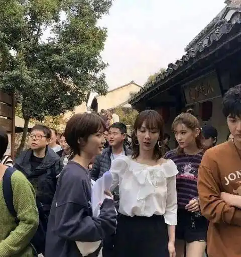 助理素颜比杨紫清秀,比她瘦气质还更好!_身材_感觉_连衣裙