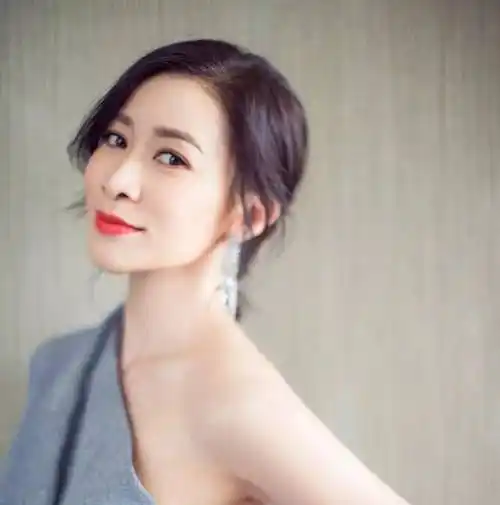 佘诗曼她在一开始并没有现在这么受欢迎,她最开始是因为选美比赛拿到