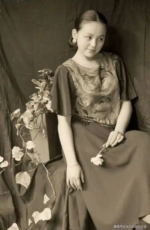 53岁王琳晒未成名时旧照,网友大夸特夸,婴儿肥露额头似混血美女