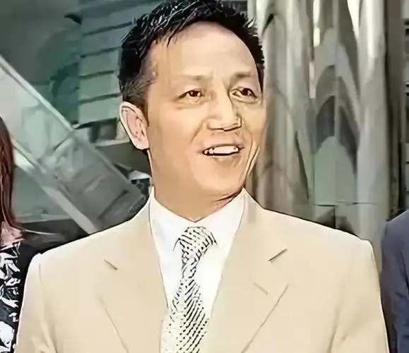 生日宴在网上引起了不小的争议,咱们今天就来聊聊,周正毅这个传奇人物