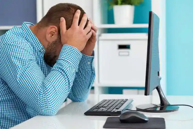 压力奔溃的男人图片-拿着座机电话咆哮的客户经理素材-高清图片-摄影