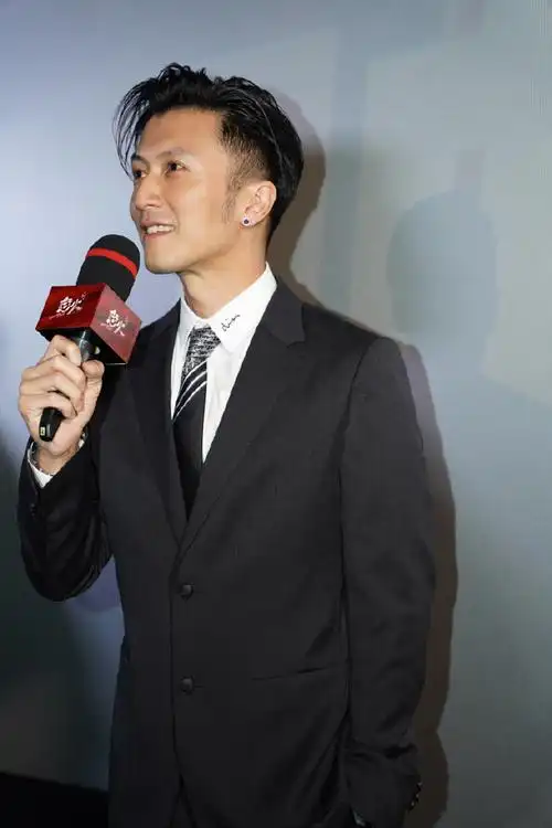 谢霆锋@锋味以一身经典简约黑色西装出席#怒火重案首映礼#,干练帅气