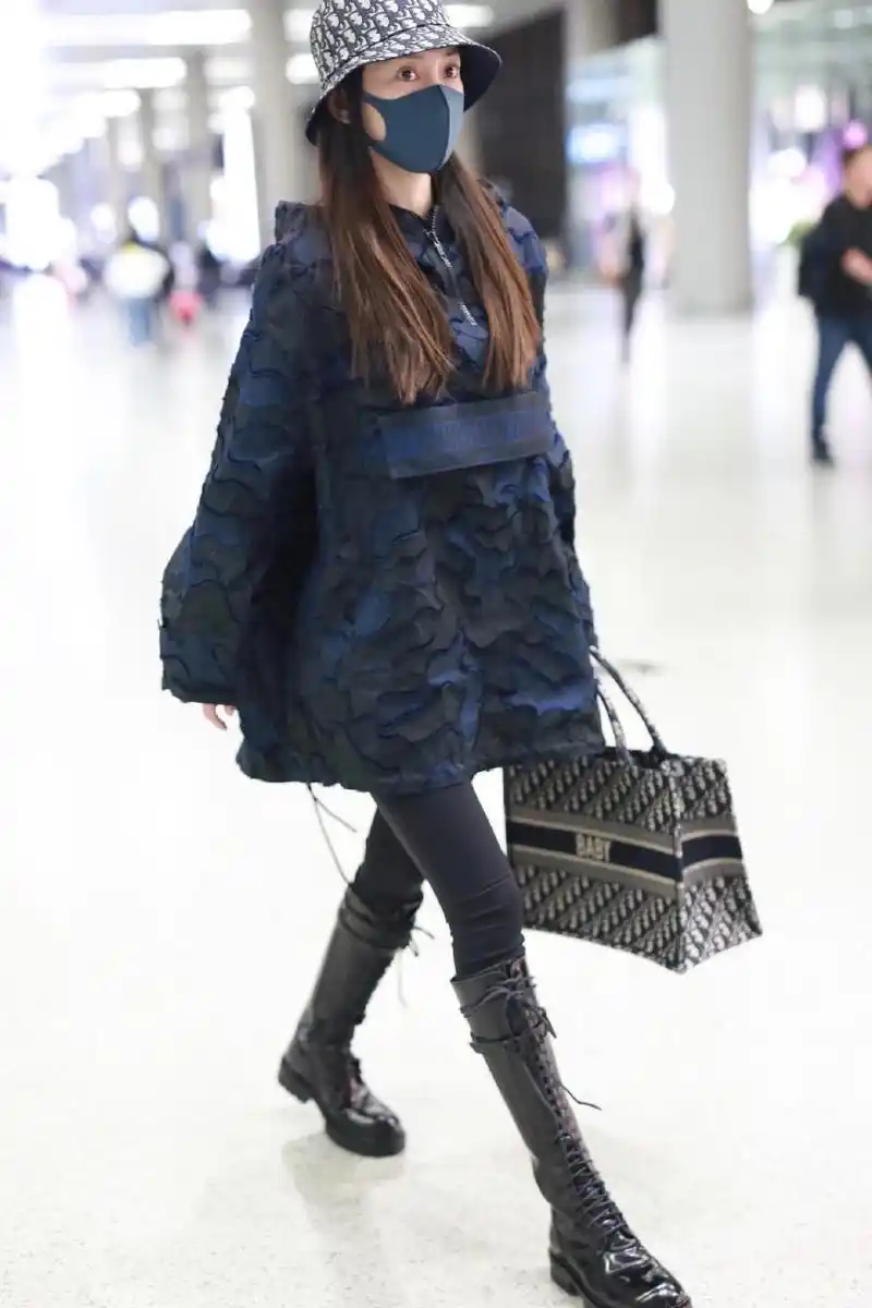 原创angelababy现身活动一身连衣裙穿出水桶腰大象腿马丁靴最酷