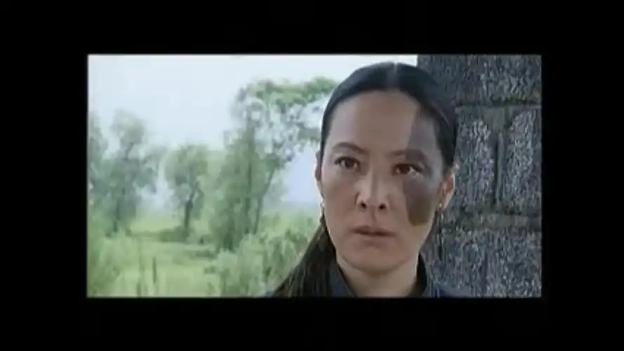 【围屋里的女人】铁板嫂篇:铁板嫂逃进围屋被癞疤头发现,反过来要挟她