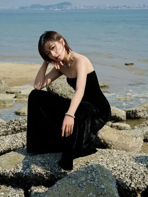 万茜这次出席活动选择了黑色修身长裙搭配红唇简直太惊艳而且气场全开