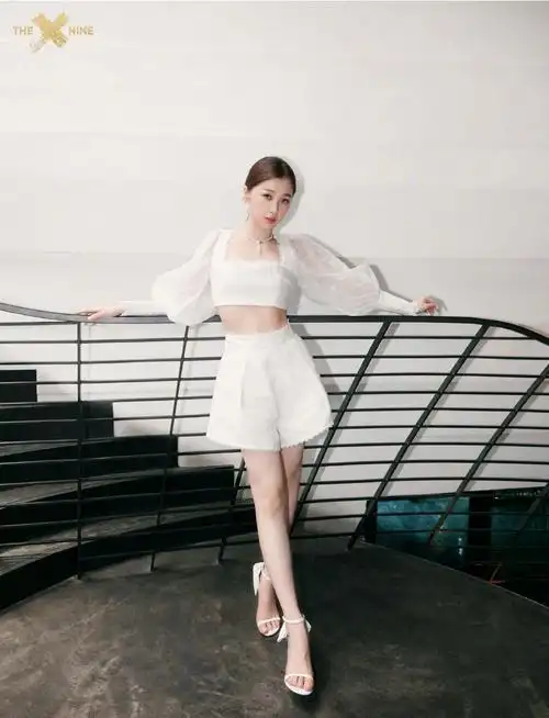 虞书欣身穿蝴蝶点缀的清凉白纱公主袖